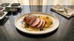 Kasslerbraten mit Ananas: Honig-Senf-Glasur und cremige Sauce aus dem Bräter