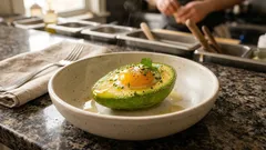 Avocado mit Ei aus dem Ofen – in 15 Minuten ein warmes Frühstück mit cremigem Eigelb