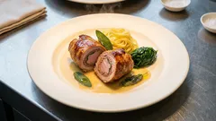 Kalbsrouladen mediterran: mit Parmaschinken & Salbei in Weißwein geschmort