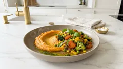 Gemüsepfanne mit Basilikum-Pesto und Süßkartoffelpüree – unkompliziertes Wohlfühlessen